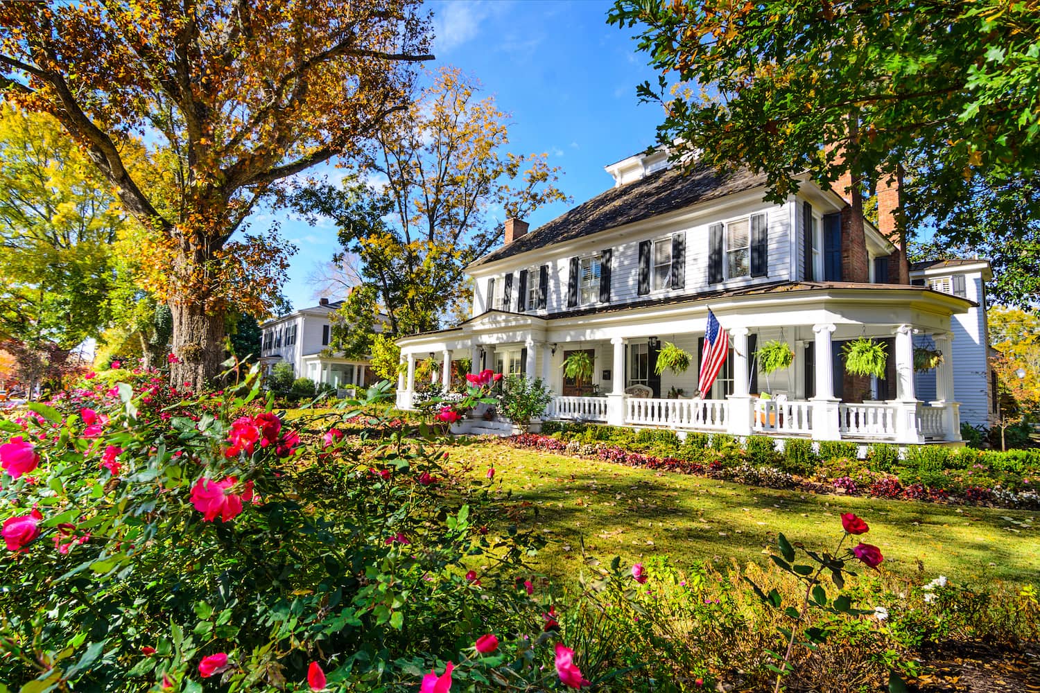 White House in Georgia with flowers in lawn
